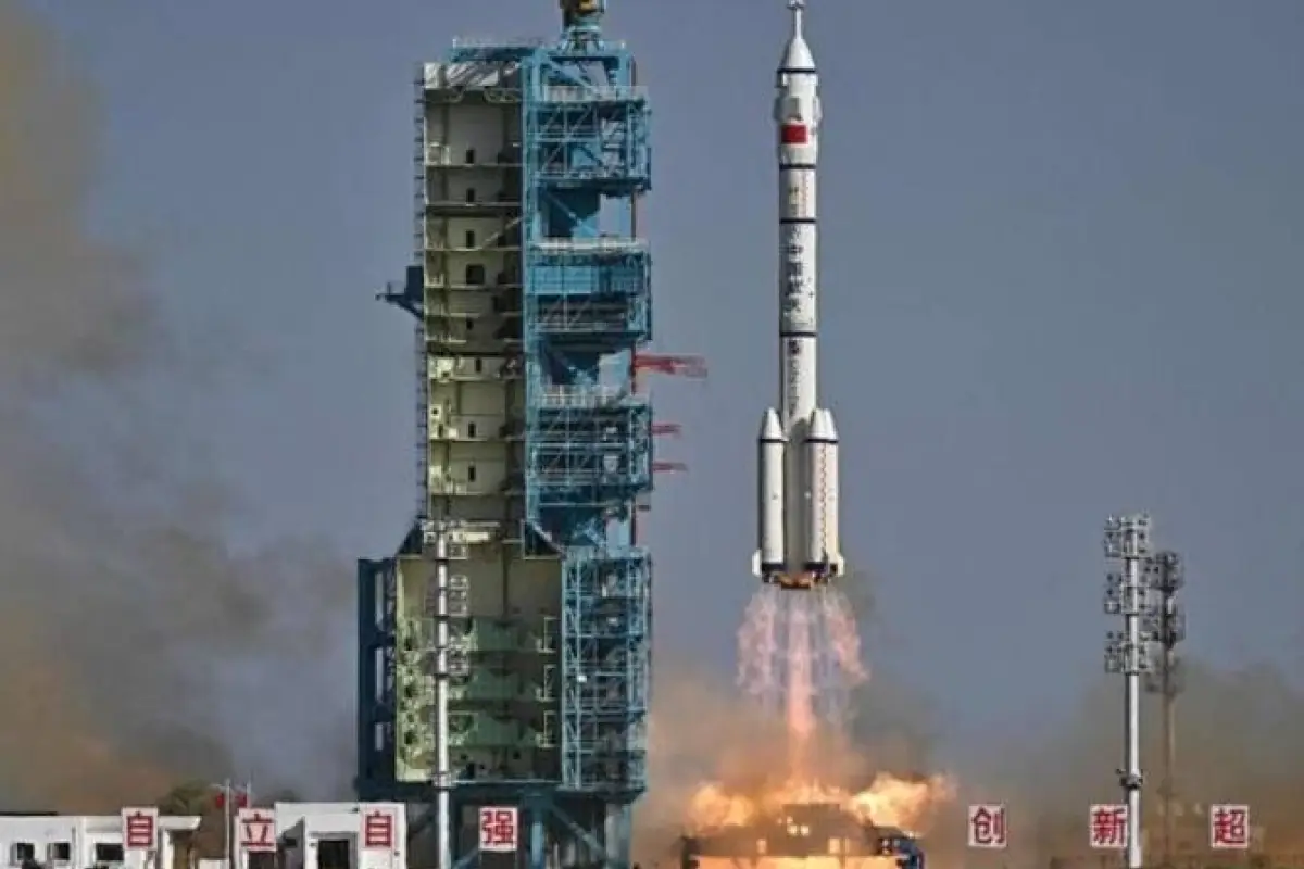 La nave espacial despegó impulsada por un cohete portador Larga Marcha 2F., Foto: Agencias