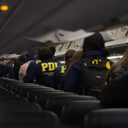 Chile expulsa a 80 migrantes en su tercer vuelo de deportación bajo el plan de Kast