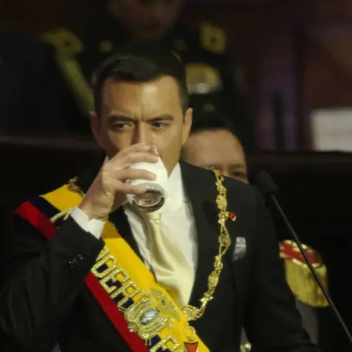 Lavinia Valbonesi aclara contenido de funda en traje de Daniel Noboa durante Informe a la Nación
