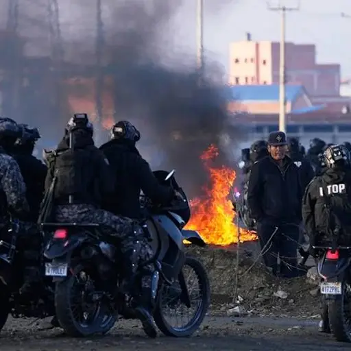 El presidente de Bolivia anuncia que reducirá a la mitad su salario y el de su Gabinete en medio de protestas