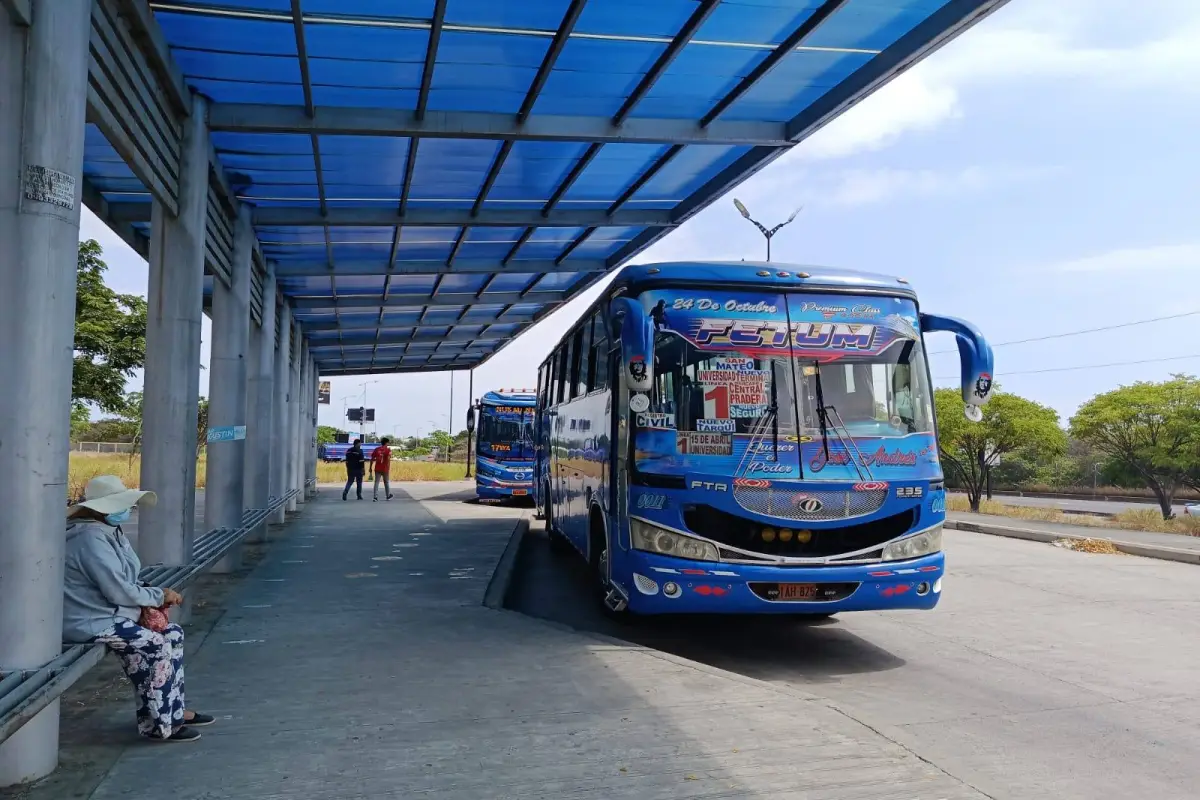 Hasta ahora el pasaje en bus urbano cuesta 40 centavos., El Diario