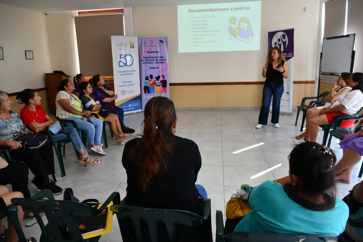 Integrantes del colectivo de mujeres Las Mirabal formándose en la prevención del bullying., El Diario