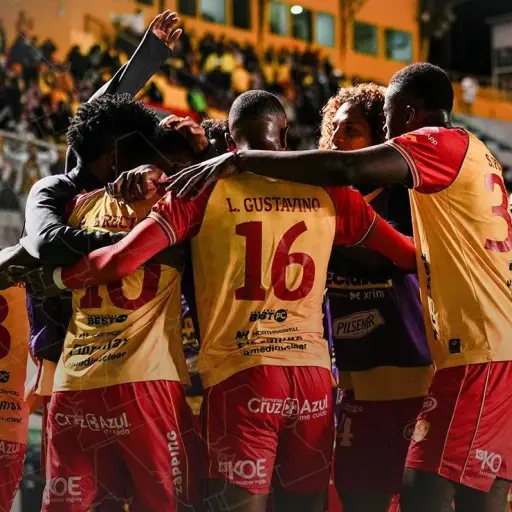 Aucas triunfa ante Manta y acorta distancias con Independiente del Valle