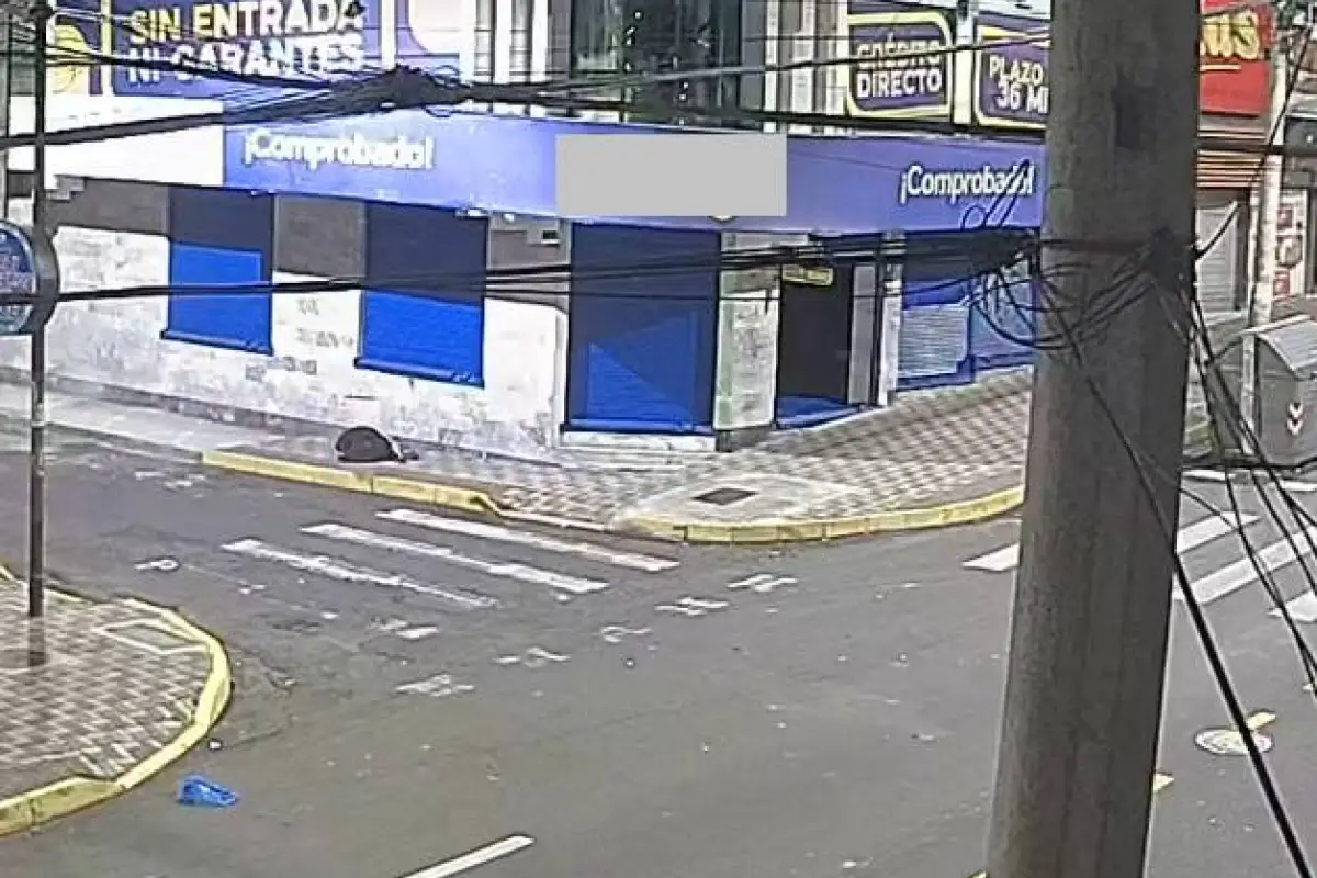El cuerpo del abatido quedó sobre la acera tras el enfrentamiento con agentes de la Policía., Foto: Captura de pantalla
