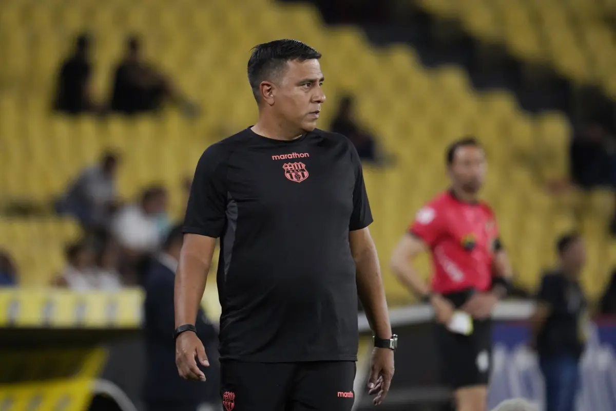 César Farías, entrenador de Barcelona