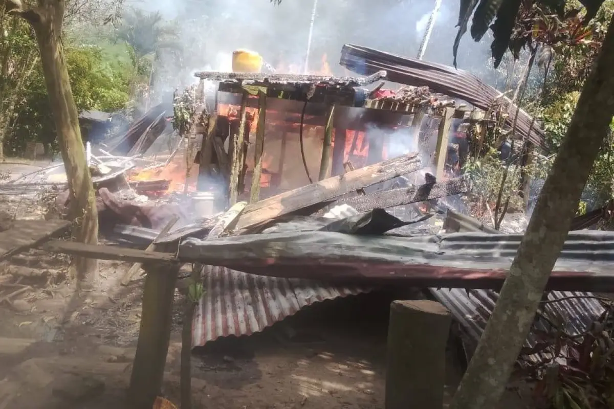El fuego destruyó la vivienda de una familia en la parroquia Canuto del cantón Chone., ED
