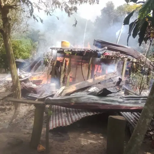 Lo perdieron todo en minutos: voraz incendio consume una vivienda en la parroquia Canuto de Chone