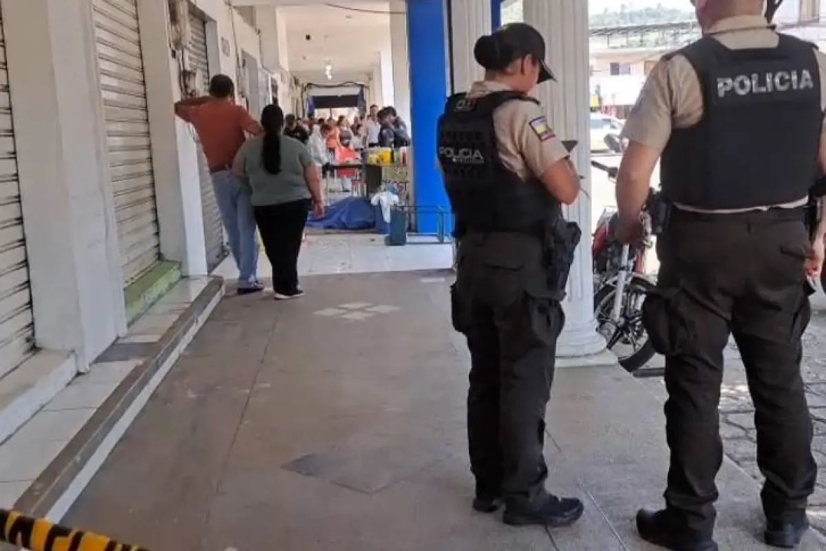 El cuerpo del ciudadano quedó detrás del mostrador, en el negocio donde lo atacaron a balazos., Foto: El Diario