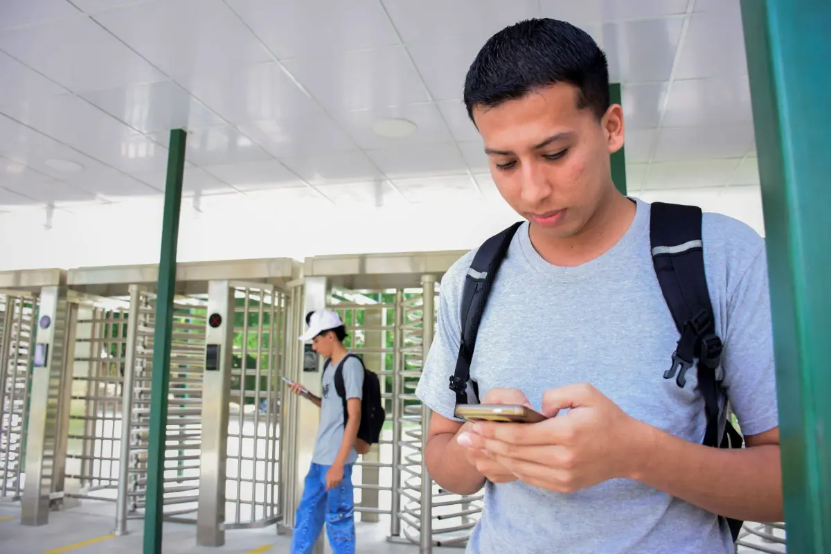 Los estudiantes universitarios prefieren contratar un paquete de internet., El Diario