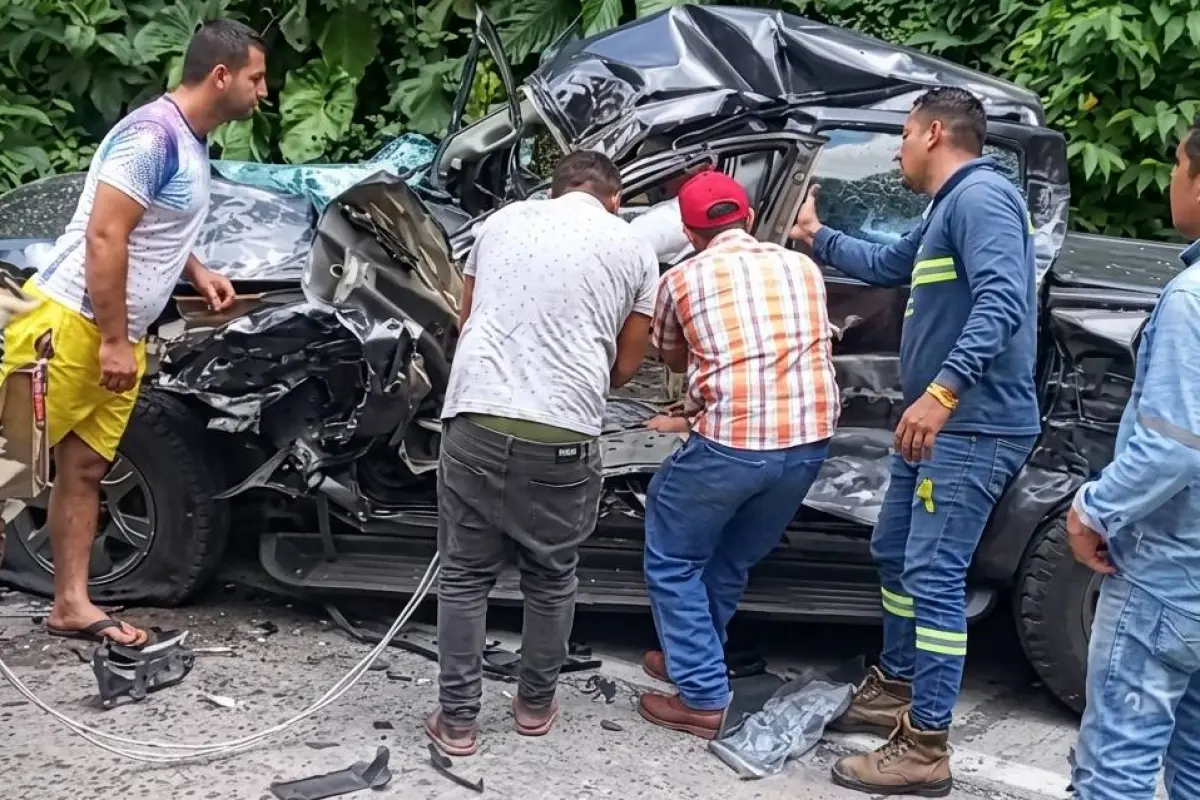La camioneta en la que viajaba el afectado quedó con su carrocería aplastada., ED
