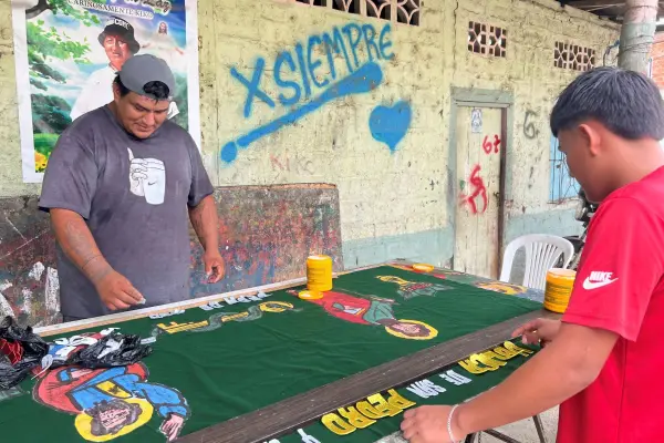 Gilver Tejena aprovecha la previa de las fiestas para elaborar las banderas y cintas que utilizan en las fiestas. ,El Diario