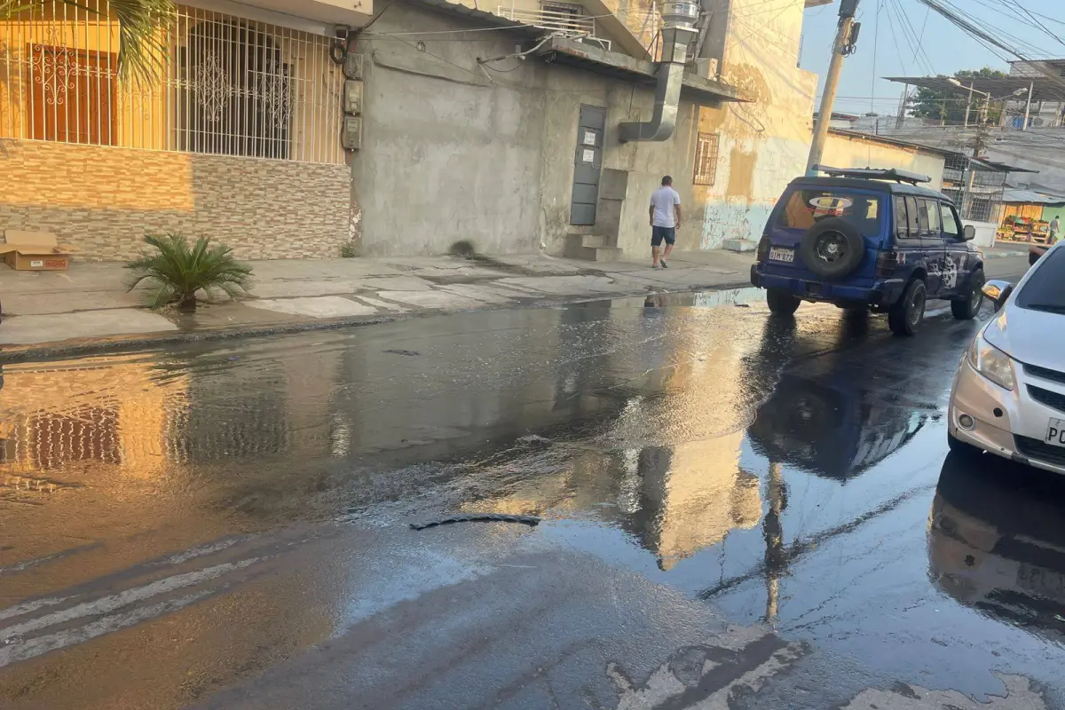 Moradores y dueños de locales exigen atención urgente por colapso de alcantarillado., El Diario
