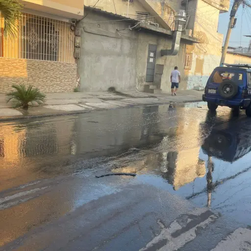 Moradores y dueños de locales exigen atención urgente por colapso de alcantarillado