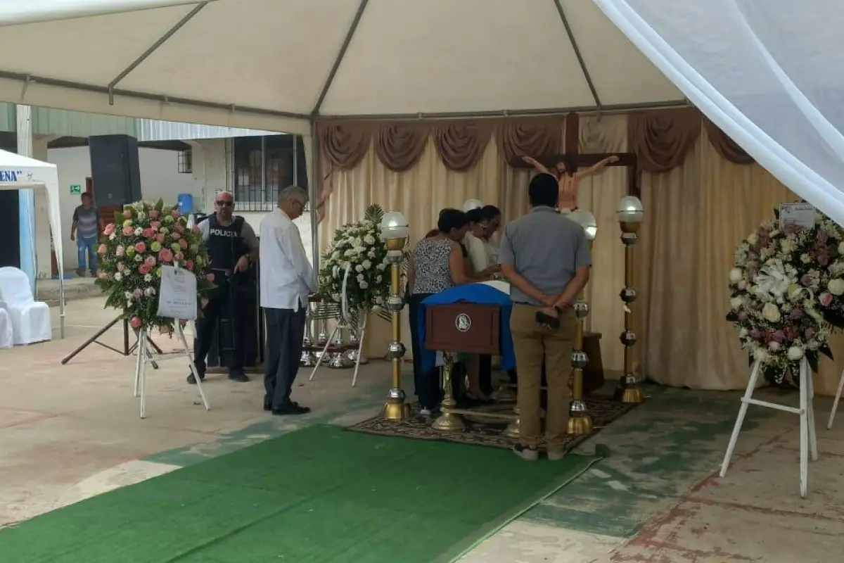 La capilla ardiente de la alcaldesa Verónica Lucas fue instalada en el Municipio de Puerto López, donde ciudadanos y autoridades acudieron a darle el último adiós., El Diario