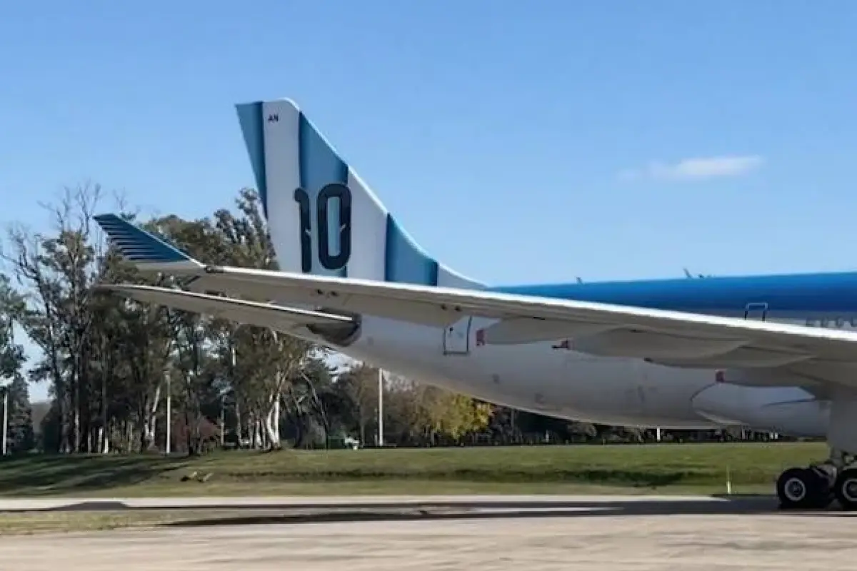 El avión tiene el número 10 de la camiseta de Lionel Messi en la sección de la cola., Foto: Agencias