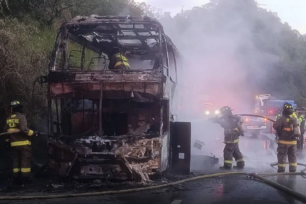 El bus de la cooperativa Pannamericana quedó totalmente destruido por las llamas., Foto: Bomberos de Mejía