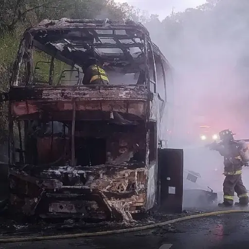 Bus de la cooperativa Panamericana terminó envuelto en llamas en la vía Aloag-Santo Domingo