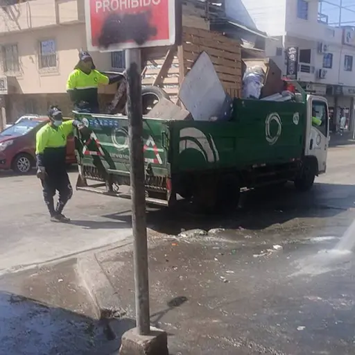 Guayaquil retira 30 toneladas de basura en Esteros Populares y refuerza operativos de limpieza en el sur