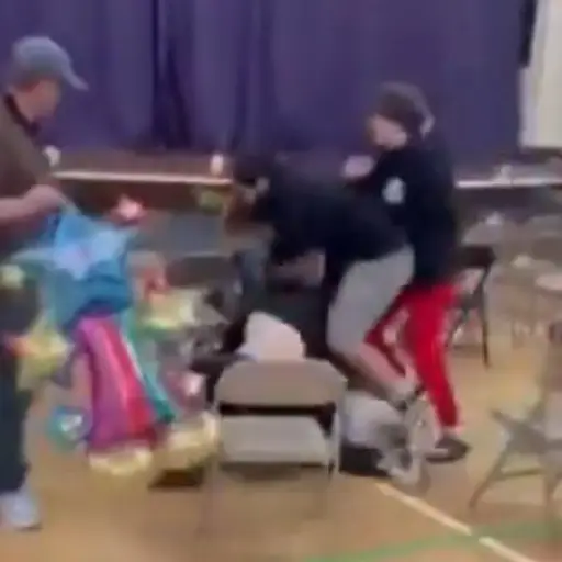 Batalla campal en un jardín de niños: Una madre arrestada y un herido en plena ceremonia escolar