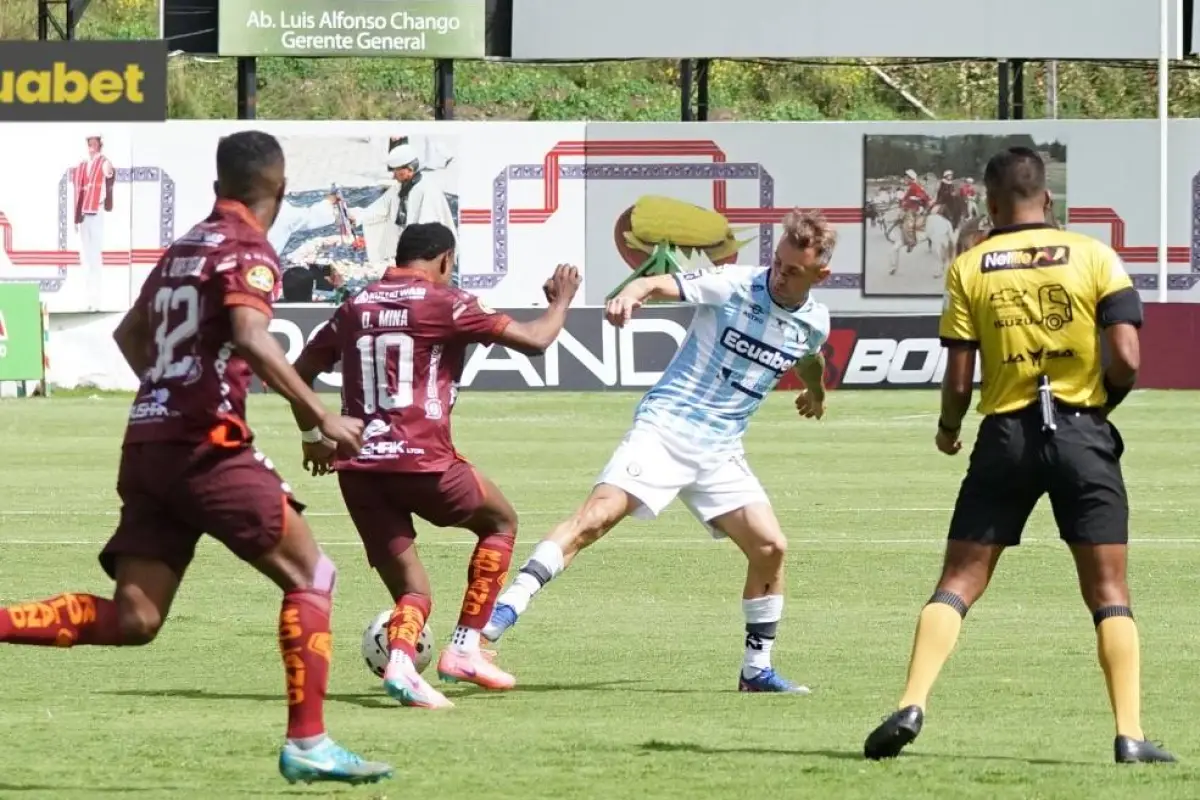 Damián Díaz (celeste) es marcado por un rival de Mushuc Runa en el encuentro jugado en Echaleche., Foto: Apifoto