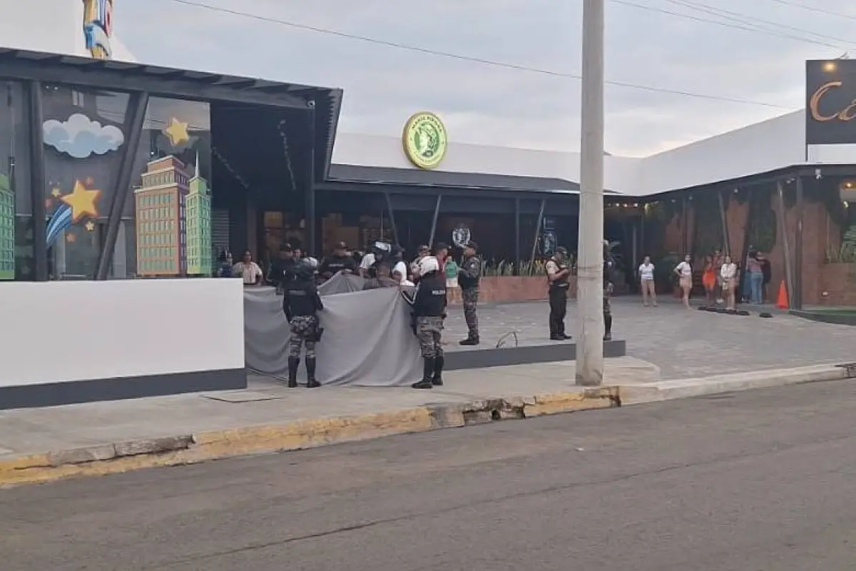 El cuerpo del abogado Fabián Chon quedó boca abajo al pie del ingreso de unn restaurante., Foto: El Diario
