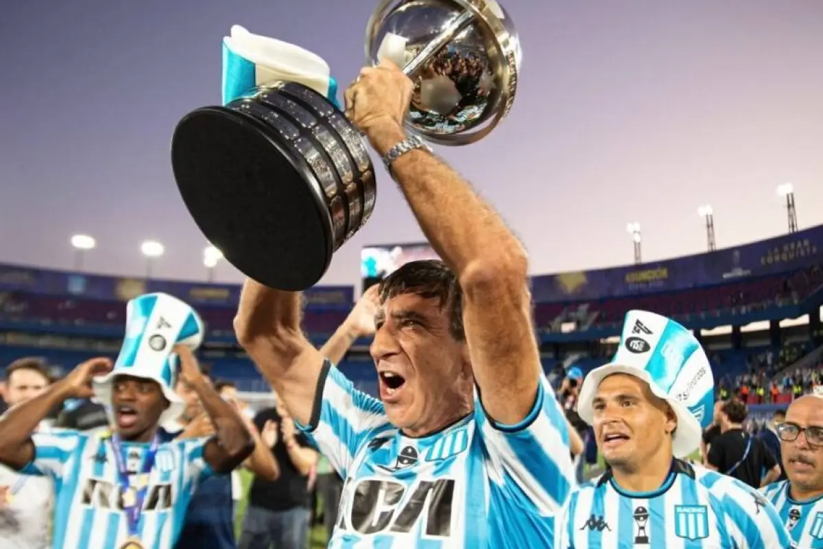El técnico Gustavo Costas celebrando la Copa Sudamericana obtenida en 2024 con Racing de Avellaneda., Foto: Agencias