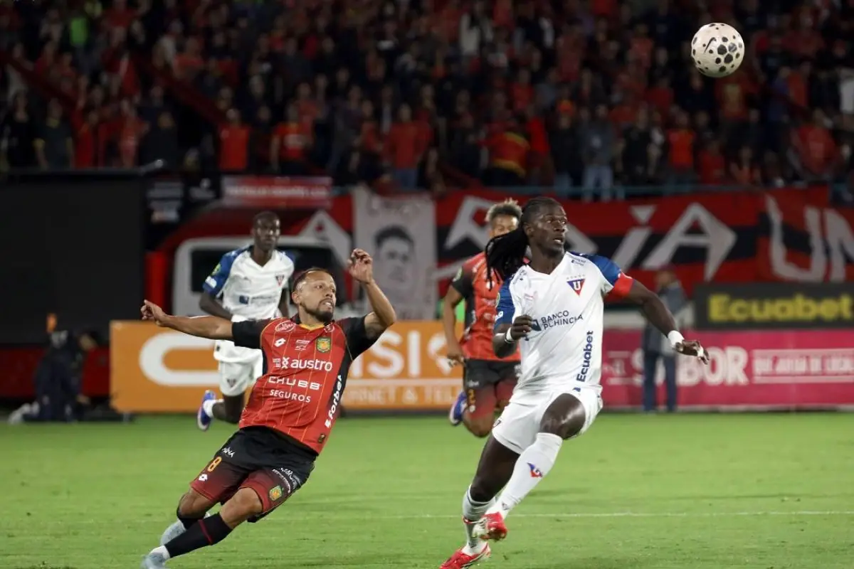 El partido entre el 'cuenquita' y Liga de Quito se desarolló ante un considerable marco de público en la capital azuaya., Foto: Apifoto