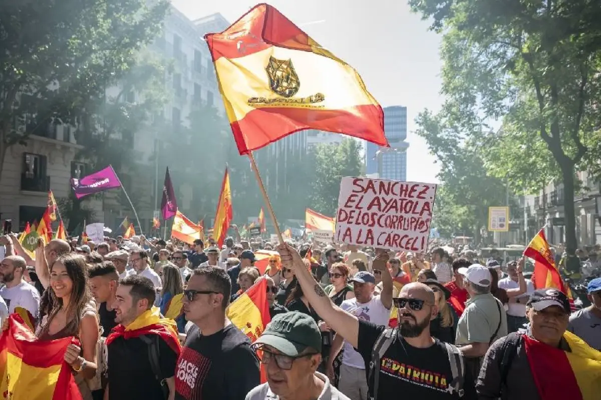 Miles de españoles salieron a las calles de Madrid a pedir la salida del presidente Pedro Sánchez., Foto: Agencias
