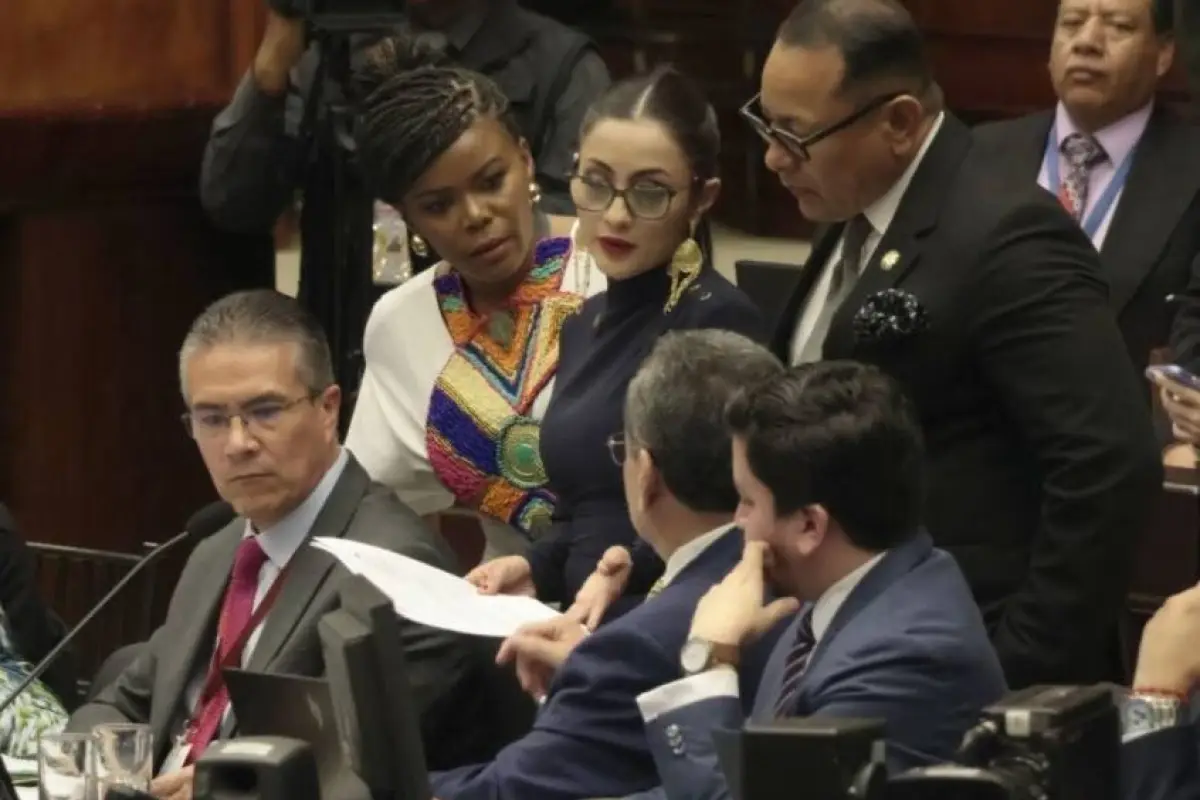 Varios de los asambleístas de la Revolución Ciudadana, entre ellas Paola Cabezas (izq) y Viviana Veloz., Foto: Agencias