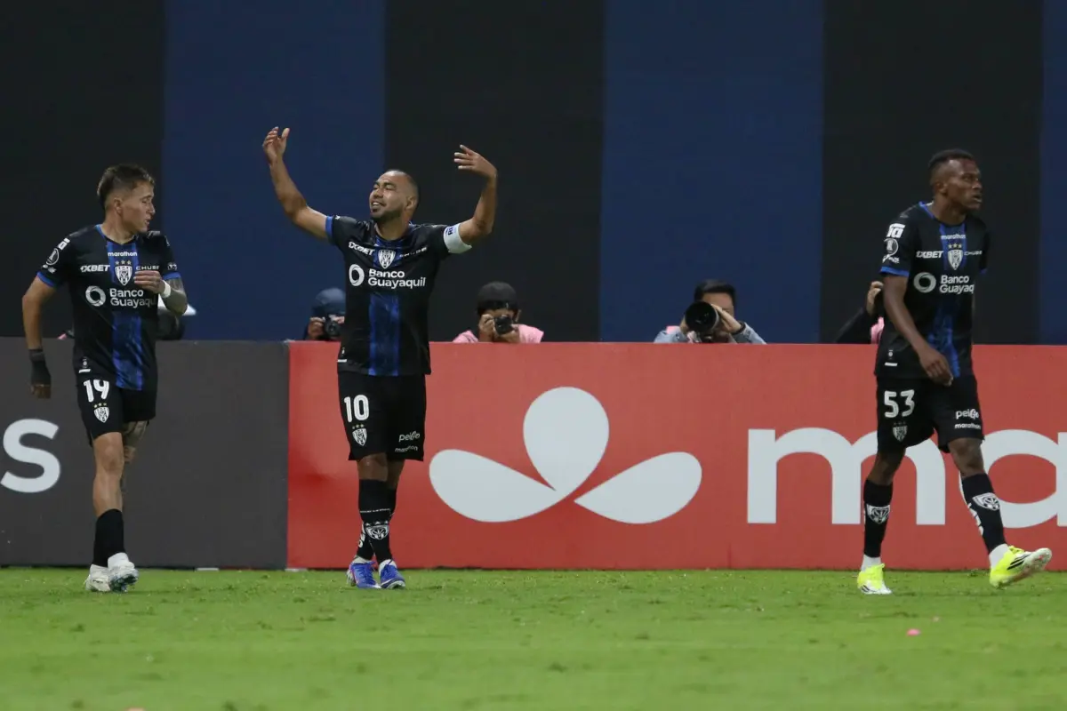 El manabita Junior Sornoza aportó con un tanto en la goleada rayada., API.