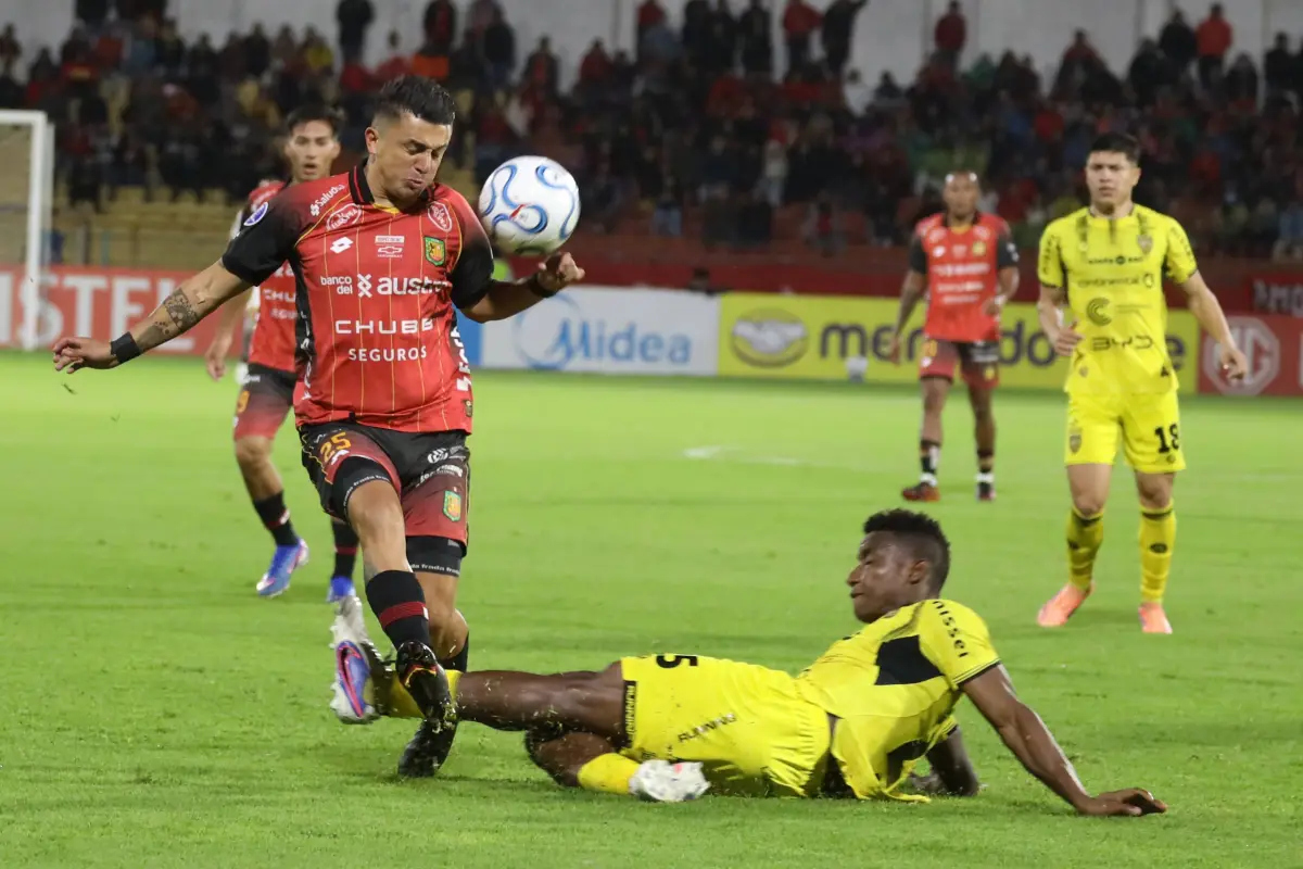 En el complemento, Deportivo Cuenca mostró una mejor versión y logró instalarse en campo rival. , API.