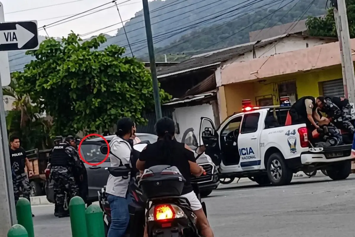 Policías tuvieron que auxiliar en un patrullero a sus compañeros baleados ante la demora de una ambulancia., Redes