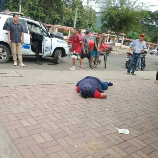 Violencia en Manabí: Sicarios ejecutan a un hombre en un parque y escapan en moto sin dejar rastro