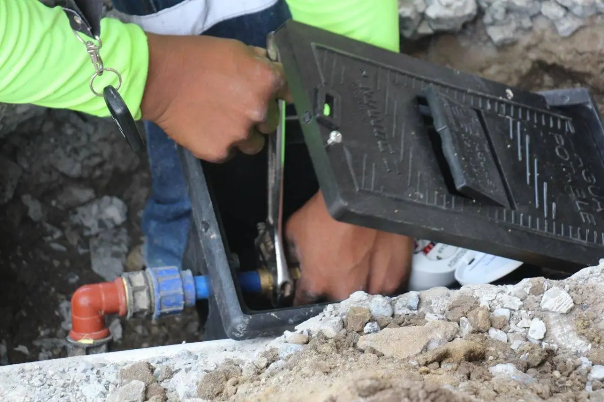 EP Aguas de Manta inició del cambio de 2.000 medidores de agua., El Diario