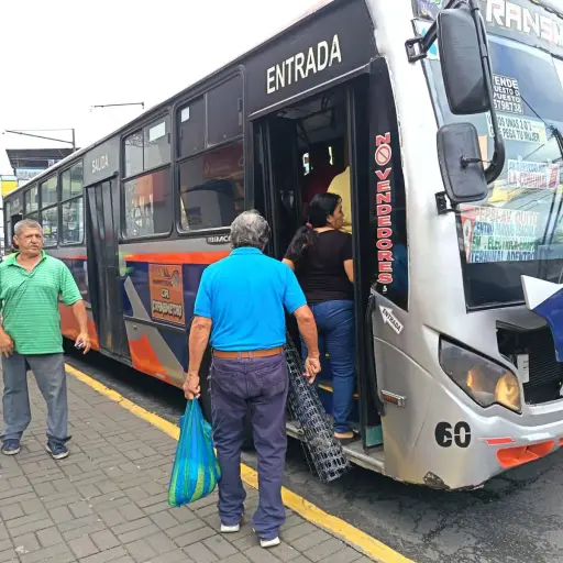 Estudios sobre tarifa del bus urbano en Santo Domingo estarán listos en julio, dice el alcalde Wilson Erazo 