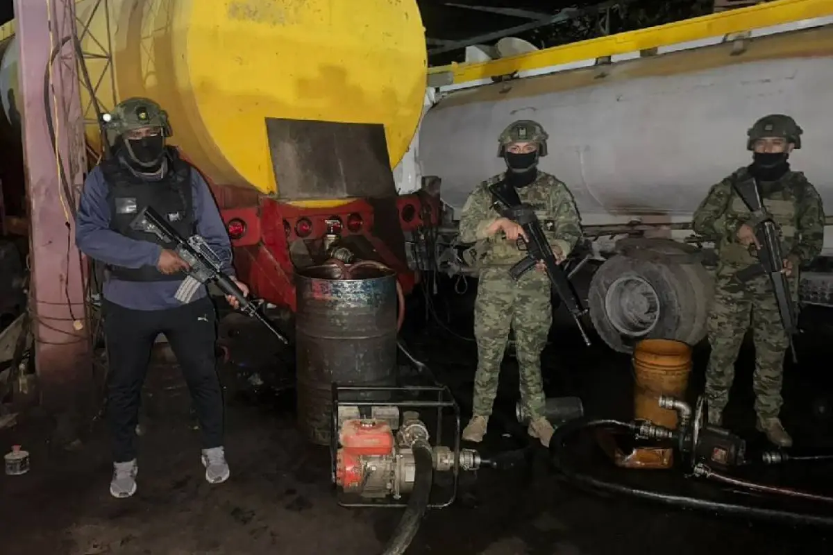Miitares hallaron esta bodega clandestina de hidrocarburos en la parroquia Pascuales de Guayaquil., Foto: Fuerzas Armadas