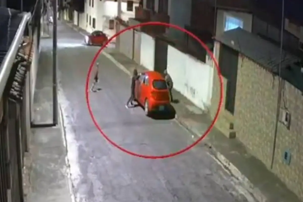 El momento del asalto quedó captado por una cámara de seguridad instalada en la zona., Foto: Captura de pantalla