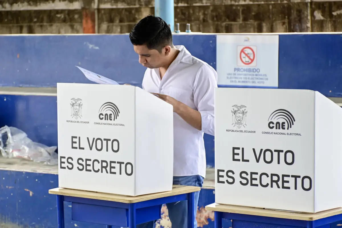 Imagen de archivo que muestra a un ciudadano sufragando durante la consulta popular del 2025, El Diario