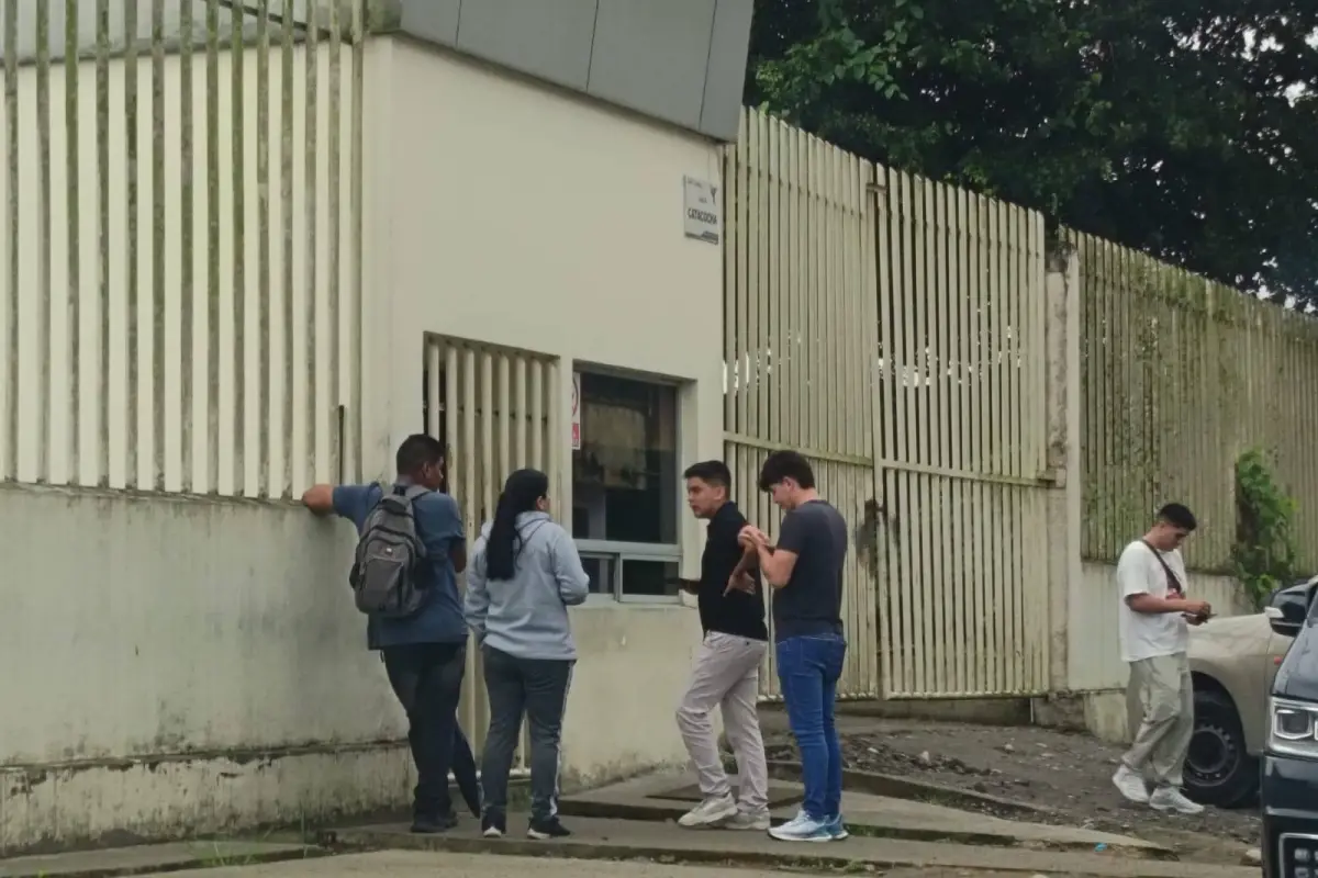 Los familiares de uno de los occisos en los exteriores del Centro Forense de Santo Domingo., Cortesía