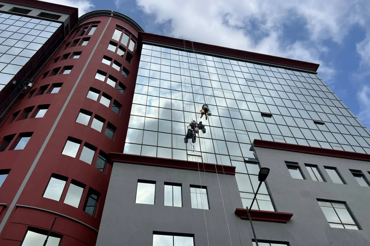 Dos personas descienden de la parte alta del edificio La Previsora, realizando el mantenimiento., El Diario