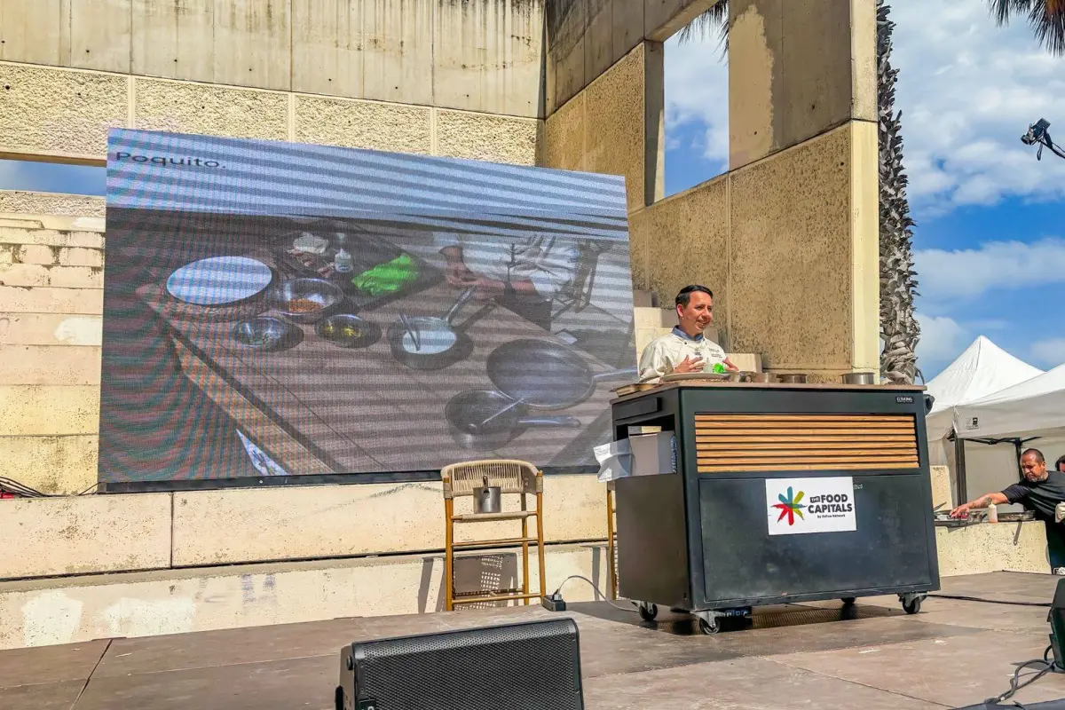 El chef Leonardo Pinargote participó en un espacio de show cooking, donde presentó una propuesta inspirada en los sabores de Portoviejo y Manabí., Cortesía.
