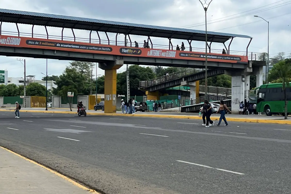 Varios estudiantes fueron captados mientras cruzaban la avenida Urbina, bajo el puente peatonal., El Diario