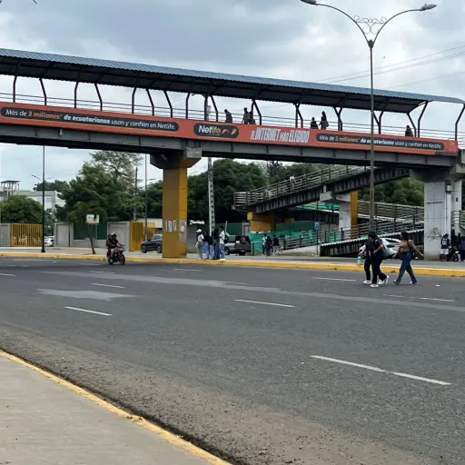 Cruzar corriendo la avenida Urbina se vuelve frecuente cerca de la UTM 