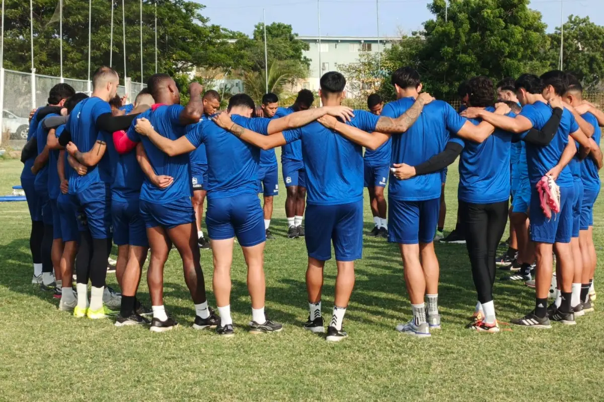 Los jugadores de Delfín SC durante el entrenamiento de esta tarde en el complejo Los Geranios. , Delfín SC