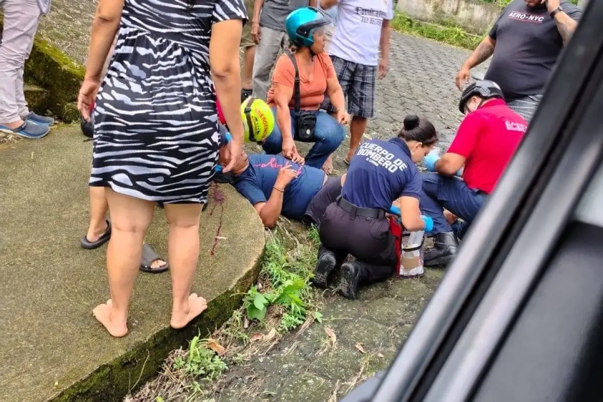 Rescatistas del Cuerpo de Bomberos atendieron al motociclista herido., ED
