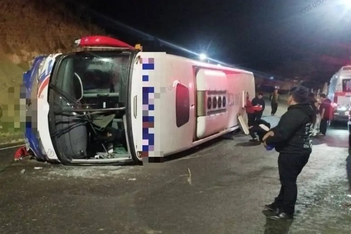 El bus de la cooperativa Loja quedó volcado a un costado de la vía tras el siniestro vial., Foto: Redes Sociales