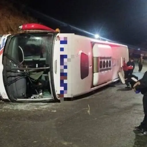 Bus de pasajeros se volcó en el ingreso a la ciudad de Loja y dejó 17 personas heridas