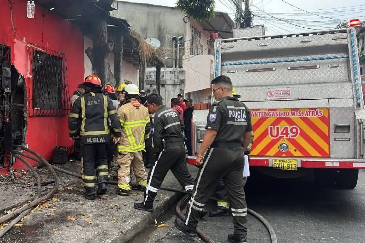 Elementos de Criminalística, de la Policía Nacional, llegaron al lugar de los hechos para levantar los cinco cuerpos., Foto: X Bomberos de Guayaquil