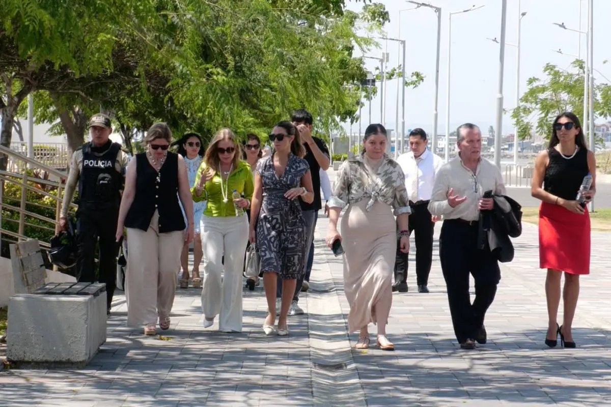 La comitiva panameña durante su recorrido por el parque Centenario Agustín Intriago., El Diario