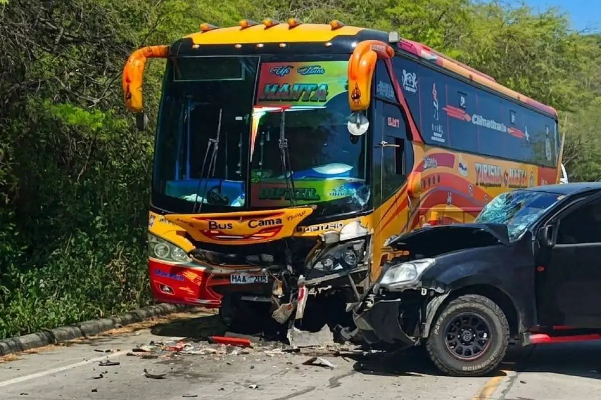 El choque entre el bus y la camioneta ocurrió en la vía de ingreso al cantón Puerto López., Redes
